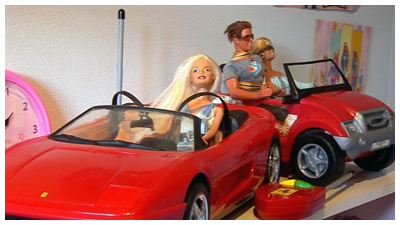 Barbie ja Ferrari (copyright YLE/videokuvaa)